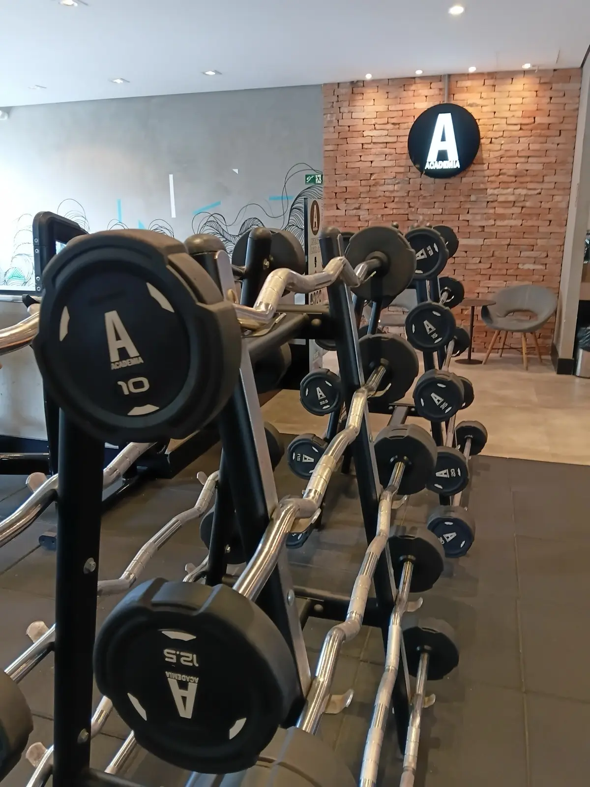 Rack de halteres na sala de musculação
