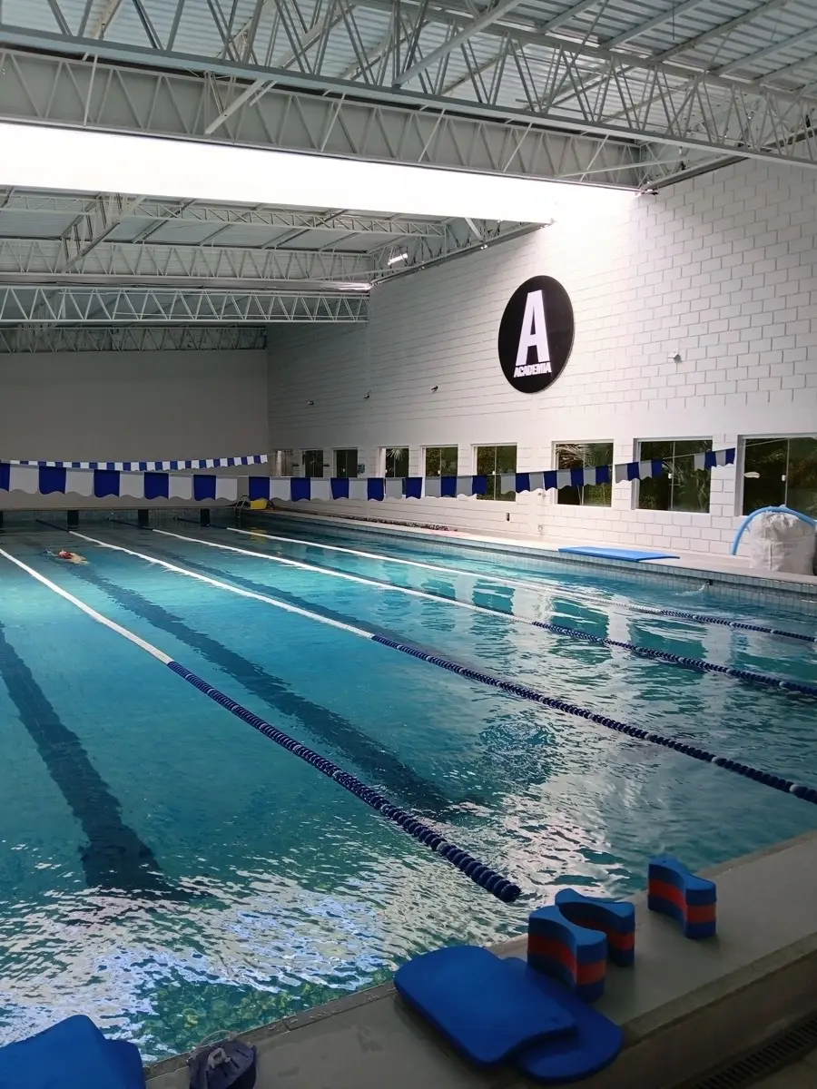Piscina semiolímpica de 25 metros da unidade Cambuí
