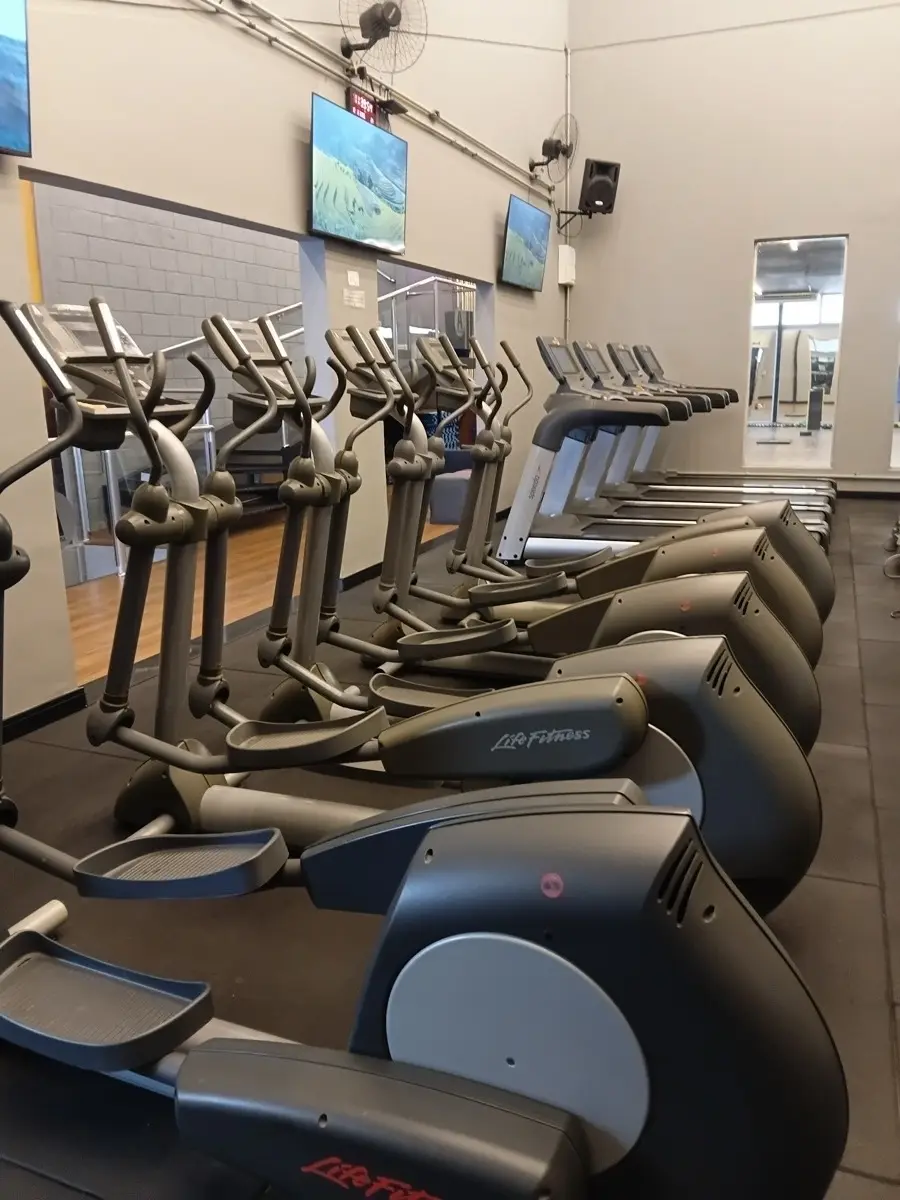 Fileira de aparelhos de cardio